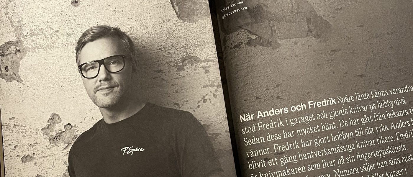 Fredrik Spåre against the rendered wall of the workshop, black and white