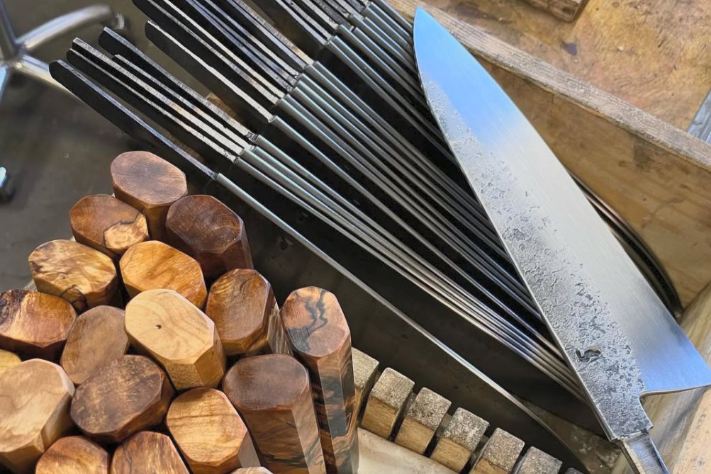 Handle blocks and blades on the workbench